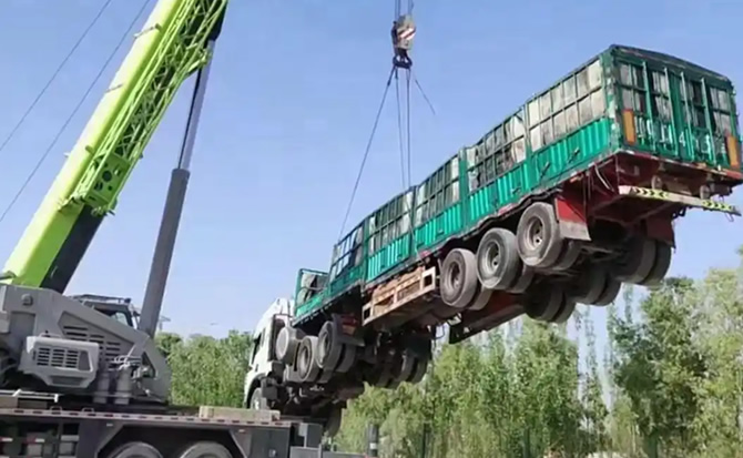 金口河区道路脱困救援案例